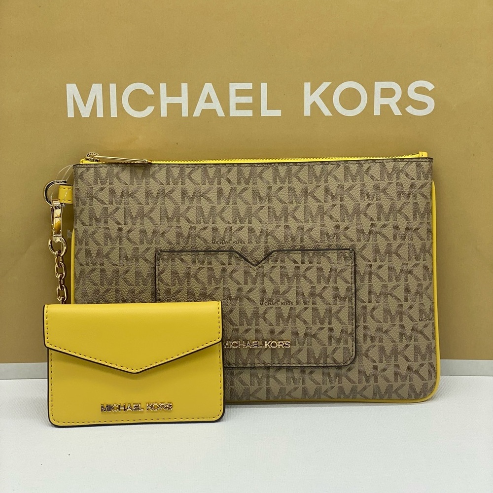 MICHAEL KORS JET SET TRAVEL
LG 2 in 1 WRISTLET AND CARD CASE - Picture 2 of 10